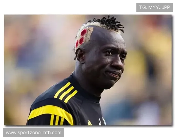 足球球星梳头瞬间大揭秘：从发型到个人风格的完美融合